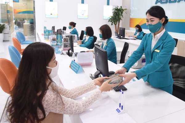 Một ngân hàng tăng lãi suất kỳ hạn 6 tháng lên mức 4,5%/năm