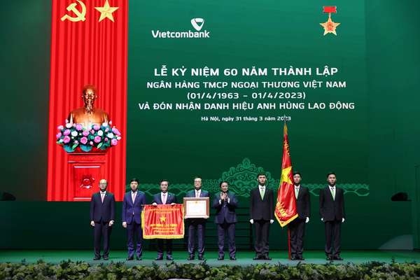 Thay mặt lãnh đạo Đảng và Nhà nước, Thủ tướng Phạm Minh trao tặng ngân hàng Vietcombank danh hiệu Anh hùng Lao động - Ảnh: VGP