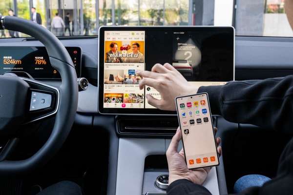 Hãng xe Polestar cho ra mắt mẫu điện thoại đầu tiên tập trung vào AI và kết nối xe hơi
