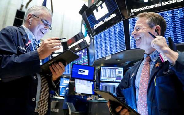 Chứng khoán Mỹ tăng mạnh, S&P 500 và Nasdaq lập kỷ lục nhờ Netflix và cổ phiếu công nghệ