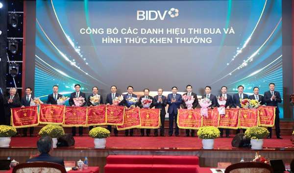 Các đơn vị thuộc BIDV đón nhận Cờ thi đua của Thống đốc NHNN