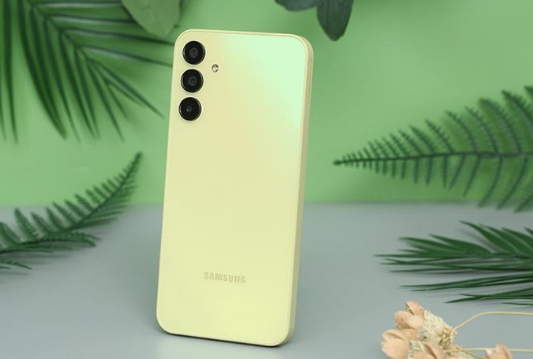 Mẫu điện thoại mới toanh nhà Samsung: Trang bị ấn tượng, giá cực hấp dẫn