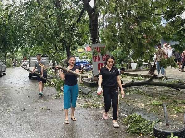 Người dân Hà Nội hỗ trợ lực lượng chức năng khắc phục hậu quả sau bão Yagi