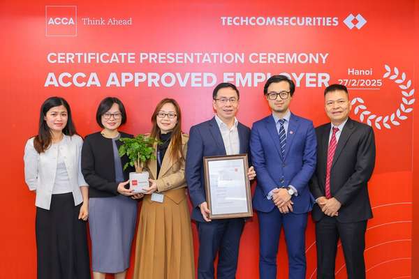 Đại diện ACCA trao chứng nhận “Tổ chức đạt chuẩn Quốc tế ACCA (ACCA Approved Employer)” cho đại diện TCBS 