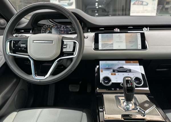Giá xe Range Rover Evoque tháng 8/2023: Áp lực lớn với Porsche Macan