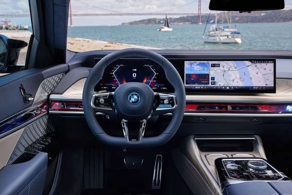 BMW i7 M70 xDrive 2024 bước tiến mới: Kiểm soát chuyển động ấn tượng