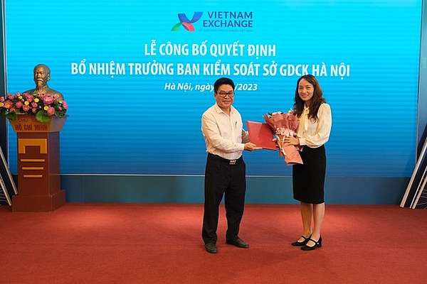 Ông Nguyễn Thành Long, Chủ tịch Hội đồng thành viên Sở Giao dịch chứng khoán Việt Nam đã trao Quyết định bổ nhiệm Trưởng ban kiểm soát Sở Giao dịch chứng khoán Hà Nội cho bà Ngô Thị Lan Hương.