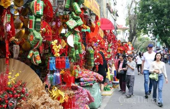 "Giò, bánh chưng" Hàng Mã có gì đặc biệt mà thu hút đông người dân?