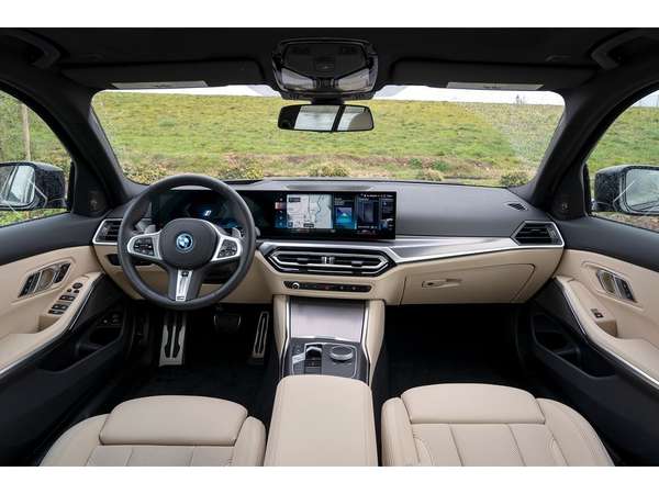 BMW 3 Series: Đậm chất thể thao, sành điệu nhưng giá chưa tới 2 tỷ đồng