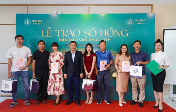Van Phuc Group trao sổ hồng cho cư dân bán đảo Van Phuc City