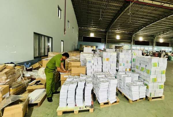 Bộ Công an bắt quả tang Công ty Kiến Á đang in hơn 10 tấn sách lậu