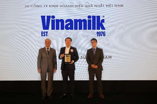Ông Đỗ Thanh Tuấn - Giám đốc Đối ngoại Vinamilk - nhận danh hiệu Top 50 Công ty kinh doanh hiệu quả nhất Việt Nam