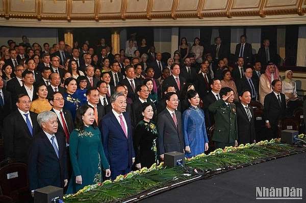Chủ tịch nước Võ Văn Thưởng và Phu nhân cùng các đồng chí lãnh đạo Đảng, Nhà nước và các đại biểu thực hiện nghi thức chào cờ tại lễ kỷ niệm. (Ảnh: DUY LINH)