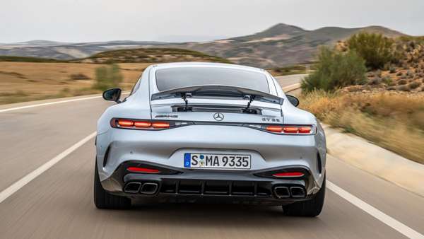 Mercedes-AMG GT63 Coupe: Tăng tốc nhanh hơn, kích thước cũng lớn hơn bản tiền nhiệm