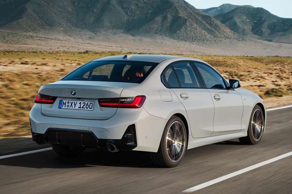 BMW 3 Series: Sedan sánh ngang Audi A4 và Mercedes C-Class