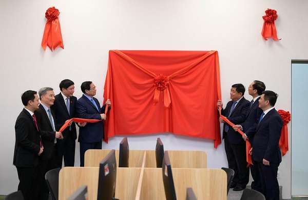 Thủ tướng Chính phủ Phạm Minh Chính cùng đại biểu thực hiện nghi thức ra mắt Trung tâm Đào tạo thiết kế vi mạch bán dẫn NIC Hoà Lạc.