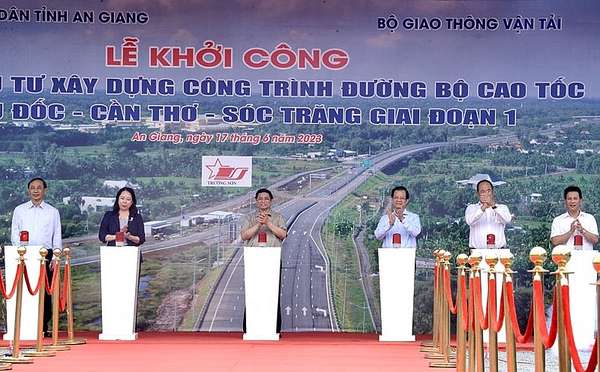 Thủ tướng Phạm Minh Chính cùng các đại biểu bấm nút khởi công Dự án đầu tư xây dựng công trình đường bộ cao tốc Châu Đốc-Cần Thơ-Sóc Trăng giai đoạn 1.