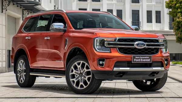 Ford Everest phiên bản thấp Ambiente có giá 1,099 tỷ đồng đang được hãng ưu đãi 100% lệ phí trước bạ