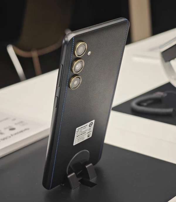 Samsung Galaxy C55 ra mắt với mặt lưng bằng da, hiệu năng ổn định, giá từ 7 triệu đồng