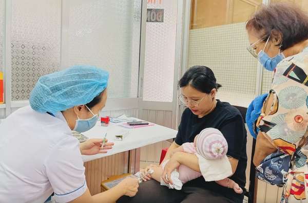 Hà Nội tiêm vaccine sởi miễn phí cho trẻ 6-9 tháng tuổi