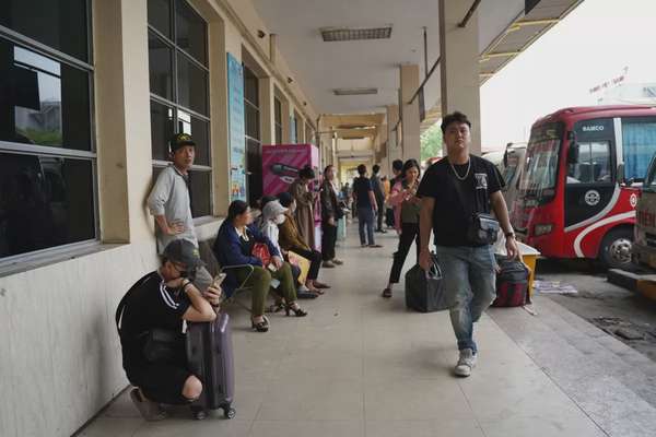Bến xe Hà Nội chật kín phương tiện đưa người dân về Hà Nội: Người dân chen chân xếp hàng đón xe về quê nghỉ lễ 30/4