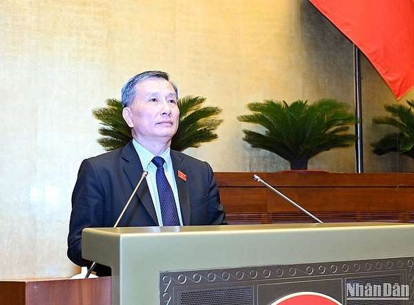 Chủ nhiệm Ủy ban Khoa học, Công nghệ và Môi trường Lê Quang Huy trình bày báo cáo tiếp thu, giải trình, chỉnh lý dự thảo Nghị quyết trước khi Quốc hội tiến hành biểu quyết thông qua. (Ảnh: DUY LINH)