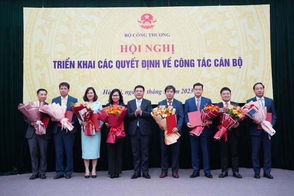 Bộ trưởng Công Thương Nguyễn Hồng Diên trao quyết định điều động, bổ nhiệm lãnh đạo của nhiều đơn vị thuộc Bộ.