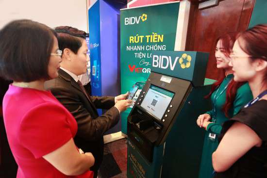 Chính thức được rút tiền liên ngân hàng trên ATM không cần dùng thẻ