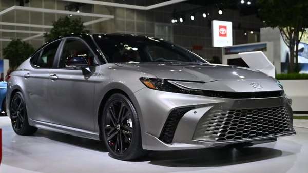 Toyota Camry 2025 chốt giá bán, chỉ có phiên bản hybrid