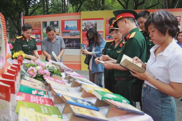 Người dân tìm hiểu sách về Chủ tịch Hồ Chí Minh