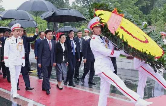 Tổng Bí thư, Chủ tịch nước Lào viếng Chủ tịch Hồ Chí Minh, tưởng niệm Anh hùng liệt sỹ