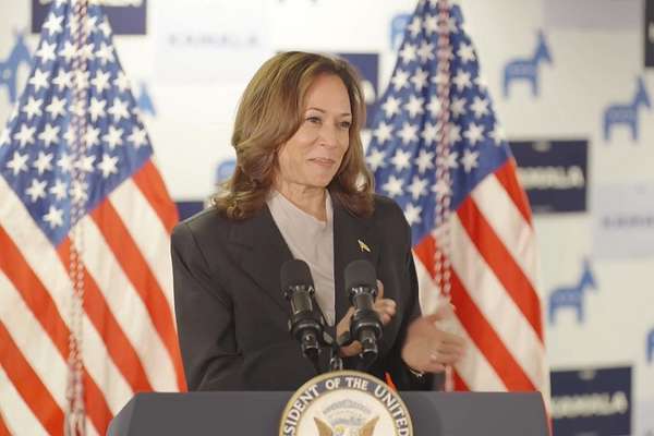 Kamala Harris trong một buổi họp báo của Đảng dân chủ tại Delaware