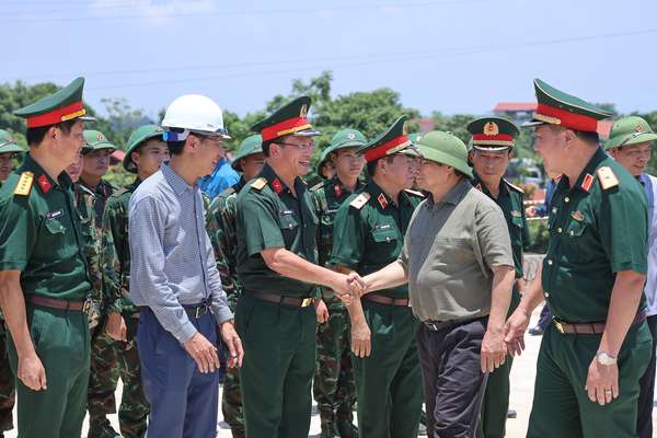 Thủ tướng kiểm tra tiến độ cầu Phong Châu, chỉ đạo triển khai tuyến cao tốc mới tại Phú Thọ- Ảnh 1. Thủ tướng kiểm tra tiến độ cầu Phong Châu, chỉ đạo triển khai tuyến cao tốc mới tại Phú Thọ- Ảnh 1.