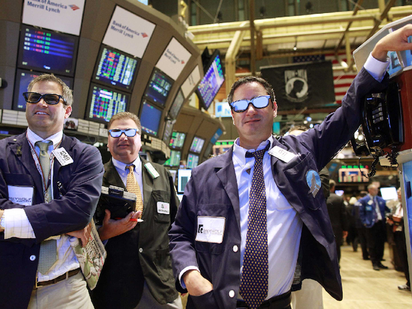 Chứng khoán Mỹ hồi phục mạnh mẽ, Dow Jones bật tăng hơn 300 điểm