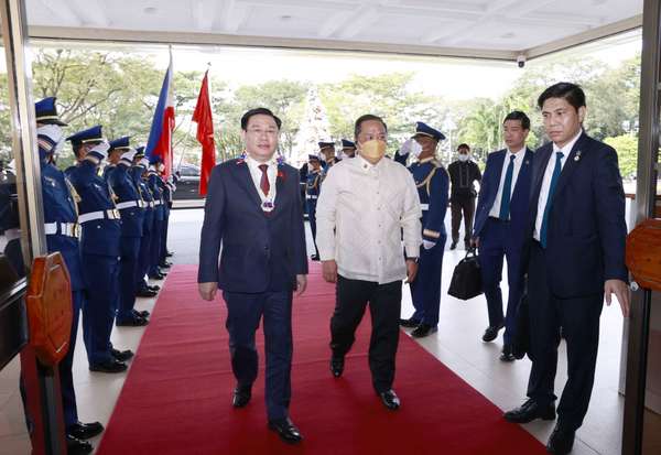 Chủ tịch Quốc hội Vương Đình Huệ tới thủ đô Manila, bắt đầu chuyến thăm chính thức Philippines