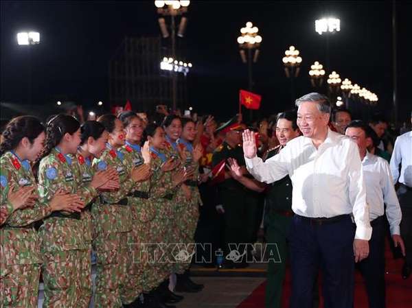 'Dưới cờ vinh quang': Kết nối quá khứ, hiện tại, tương lai trong xúc cảm và tự hào- Ảnh 1. 'Dưới cờ vinh quang': Kết nối quá khứ, hiện tại, tương lai trong xúc cảm và tự hào- Ảnh 1.