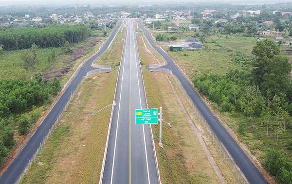 Việc mở rộng tuyến cao tốc Bắc - Nam phía Đông, đoạn Cam Lộ - La Sơn, từ 2 làn xe hiện tại lên 6 làn xe đang được cân nhắc kỹ lưỡng.