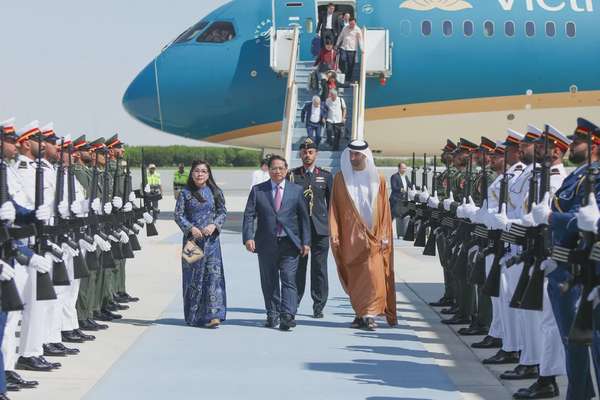 Thủ tướng Phạm Minh Chính đến Thủ đô Abu Dhabi, bắt đầu chuyến thăm chính thức UAE