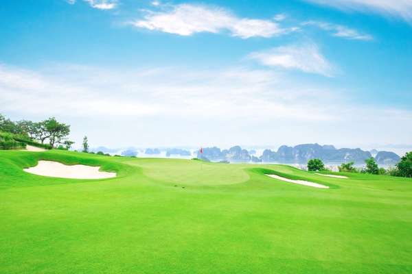 Sân golf FLC Hạ Long với tầm nhìn ngoạn mục nhìn ra vịnh di sản. Ảnh: FLC Hotels & Resorts.