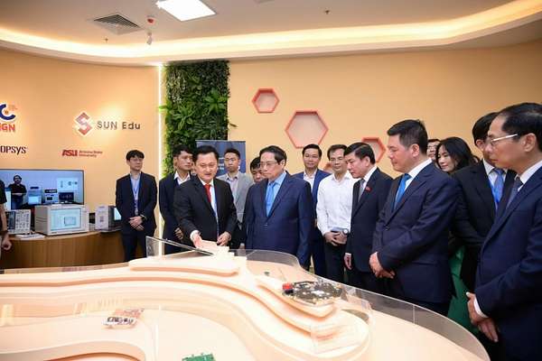 Thủ tướng Chính phủ Phạm Minh Chính cùng đại biểu tham quan Trung tâm Đào tạo thiết kế vi mạch bán dẫn NIC Hoà Lạc.