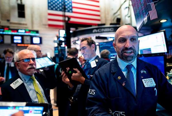 Dow Jones tăng gần 100 điểm khi NĐT chờ số liệu lạm phát