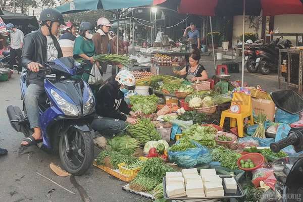 Thị trường Đà Nẵng mùng 4 Tết: Hoa, trái cây đắt khách