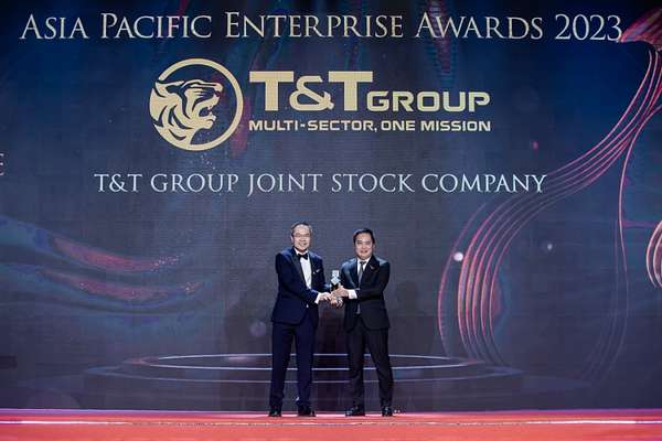 Ông Mai Xuân Sơn, Tổng Giám đốc T&T Group đại diện Tập đoàn nhận giải thưởng Doanh nghiệp xuất sắc Châu Á 2023