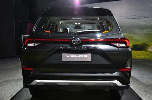 Giá xe ô tô Toyota Veloz Cross mới nhất tháng 3/2023: Giá hời, “thế chân” Toyota Innova