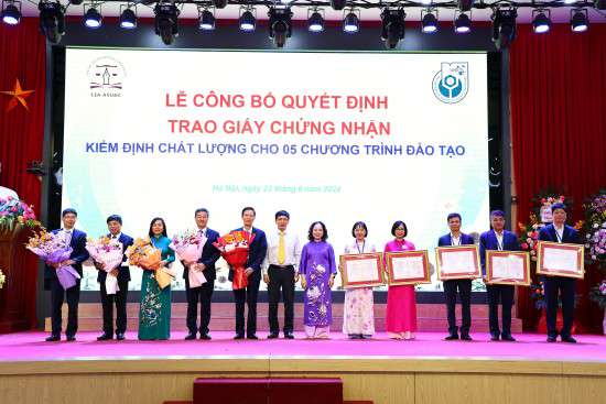 Trường Đại học Kinh tế - Kỹ thuật Công nghiệp nhận Giấy chứng nhận kiểm định 5 chương trình đào tạo