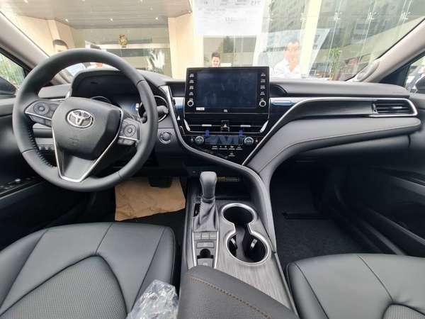 Toyota Camry 2023: Giá lăn bánh và niêm yết 