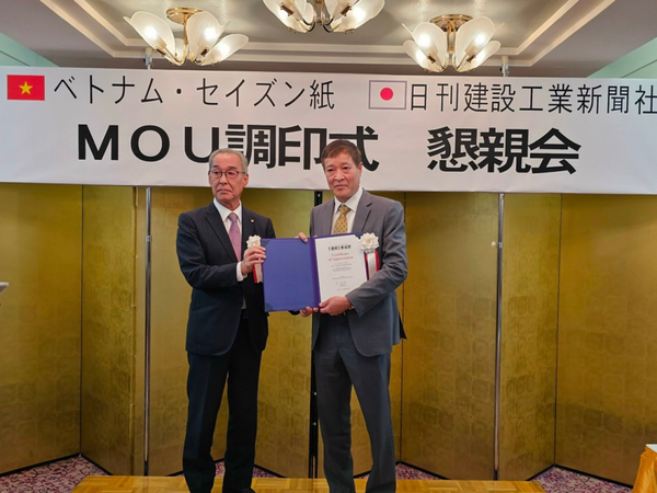Tổng biên tập Báo Xây dựng được Báo Tin tức Xây dựng và kỹ thuật Nhật Bản ghi nhận những cống hiến cho việc hợp tác phát triển 2 tờ báo trong 10 năm qua.