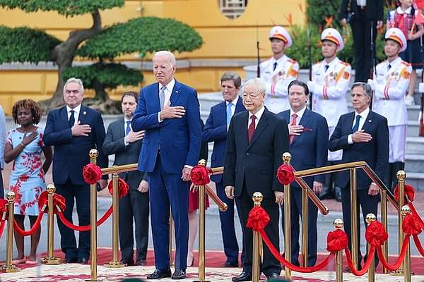Tổng Bí thư Nguyễn Phú Trọng và Tổng thống Hoa Kỳ Joe Biden duyệt đội danh dự Quân đội nhân dân Việt Nam. Ảnh VGP/Nhật Bắc