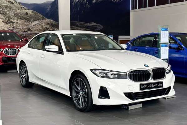 BMW 3-Series 2023 tiếp tục giảm giá mạnh, thiết lập mức đáy mới tại đại lý