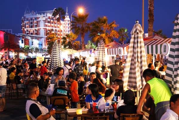 Dãy shophouse mặt tiền đường ven biển là điểm đến “must-try” của bất kỳ du khách nào khi ghé đến NovaWorld Phan Thiet